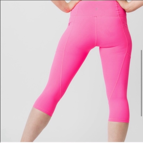ZYIA- Light n Tight Zipper Pocket Crop Legging - Picture 2 of 9